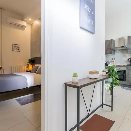 & Comfy Flat In The Beating Heart Of *